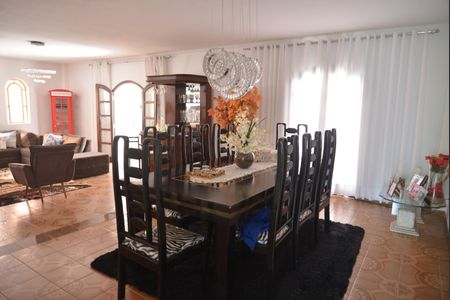 Casa à venda com 356m², 5 quartos e 4 vagasSala