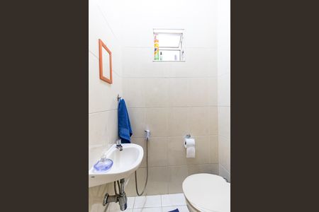 Casa à venda com 200m², 2 quartos e 2 vagasLavabo