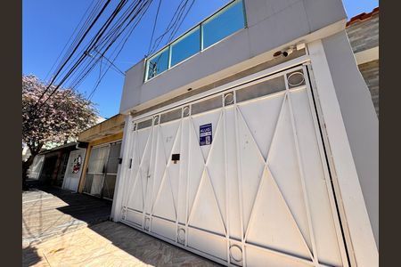 Casa para alugar com 220m², 4 quartos e 2 vagasFachada + plaquinha