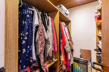 Casa à venda com 227m², 4 quartos e 2 vagasSuite 02 - Closet