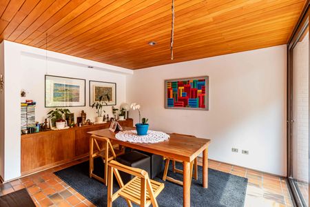 Casa à venda com 227m², 4 quartos e 2 vagasSala