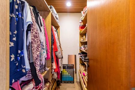 Casa à venda com 227m², 4 quartos e 2 vagasSuite 02 - Closet