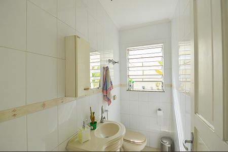 Casa à venda com 237m², 3 quartos e 3 vagas Casa à venda com 237m², 3 quartos e 3 vagasBanheiro 2