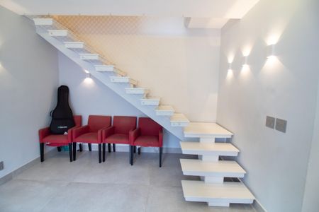 Casa à venda com 180m², 3 quartos e 2 vagasEscada