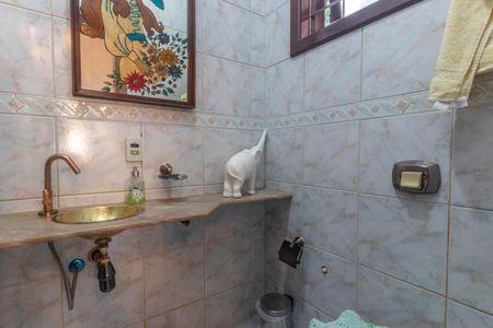 Casa de condomínio à venda com 595m², 4 quartos e 6 vagasLavabo