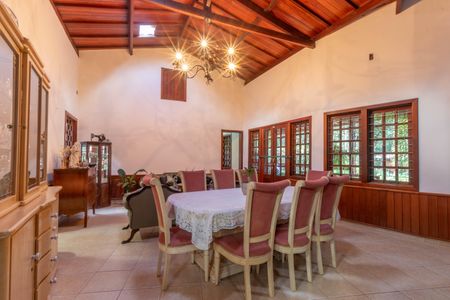 Casa de condomínio à venda com 595m², 4 quartos e 6 vagasSala