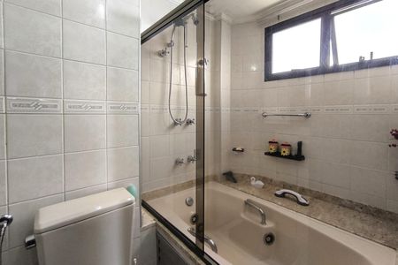 Apartamento à venda com 190m², 3 quartos e 2 vagas Apartamento à venda com 190m², 3 quartos e 2 vagasQuarto 01 - Suíte Banheiro
