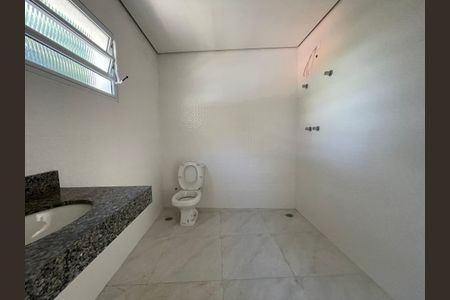 Casa à venda com 300m², 4 quartos e 2 vagas Casa à venda com 300m², 4 quartos e 2 vagasBanheiro 2