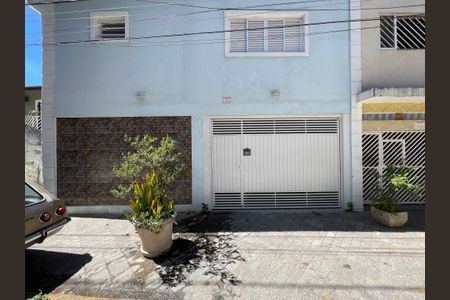 Casa à venda com 300m², 4 quartos e 2 vagas Casa à venda com 300m², 4 quartos e 2 vagasFachada