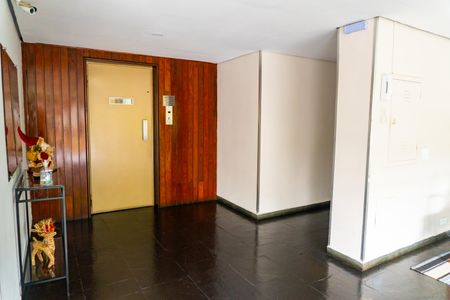 Apartamento à venda com 58m², 2 quartos e 2 vagasHall social