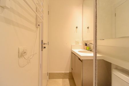 Apartamento para alugar com 75m², 2 quartos e 2 vagas Apartamento para alugar com 75m², 2 quartos e 2 vagasBanheiro da Suíte 1