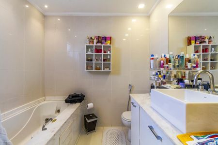 Apartamento à venda com 151m², 3 quartos e 2 vagas Apartamento à venda com 151m², 3 quartos e 2 vagasBanheiro da Suíte 1