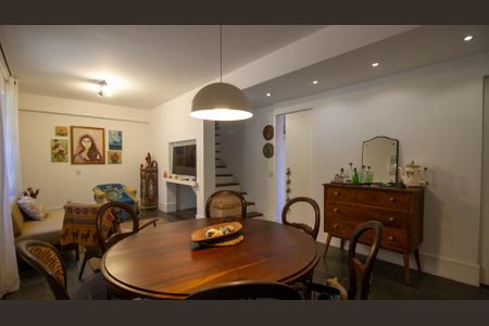 Casa à venda com 155m², 5 quartos e 2 vagasSala