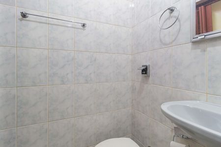 Casa à venda com 138m², 4 quartos e 2 vagas Casa à venda com 138m², 4 quartos e 2 vagasEdícula - Banheiro