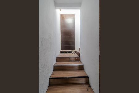 Casa para alugar com 100m², 2 quartos e 2 vagas Casa para alugar com 100m², 2 quartos e 2 vagasEscada