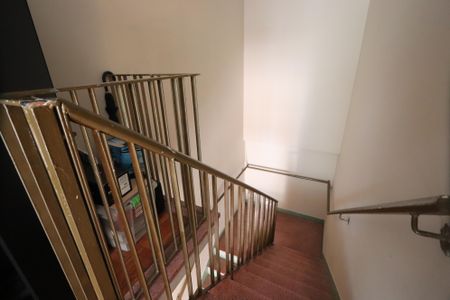 Casa para alugar com 150m², 2 quartos e 1 vagaEscada de acesso