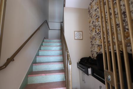 Casa para alugar com 150m², 2 quartos e 1 vagaEscada de acesso