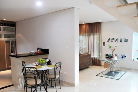 Casa para alugar com 180m², 3 quartos e 2 vagasSala