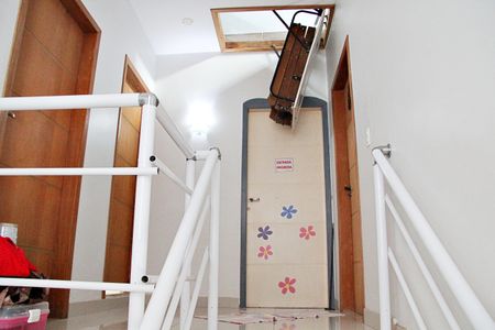 Casa para alugar com 180m², 3 quartos e 2 vagasEscada acesso aos Quartos acesso ao sótão