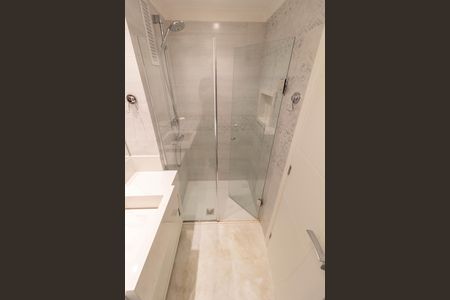 Banheiro social de apartamento para alugar com 2 quartos, 70m² em Cambuí, Campinas