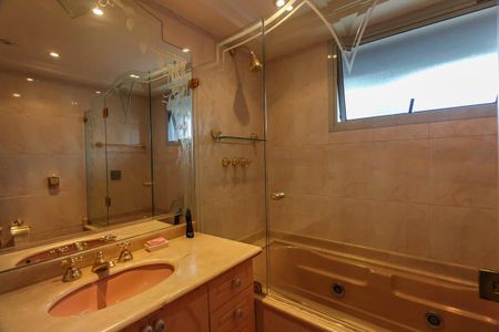 Apartamento à venda com 250m², 4 quartos e 3 vagasBanheiro da Suíte 2