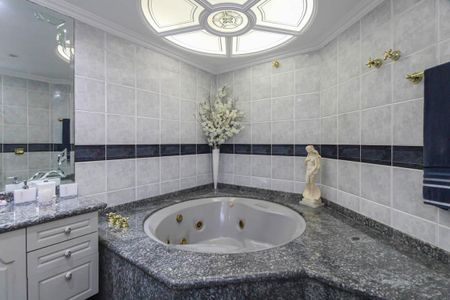 Apartamento à venda com 250m², 4 quartos e 3 vagasBanheiro da Suíte 1