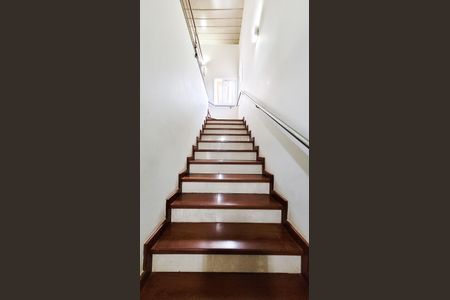 Casa de condomínio para alugar com 413m², 5 quartos e 4 vagas Casa de condomínio para alugar com 413m², 5 quartos e 4 vagasEscada