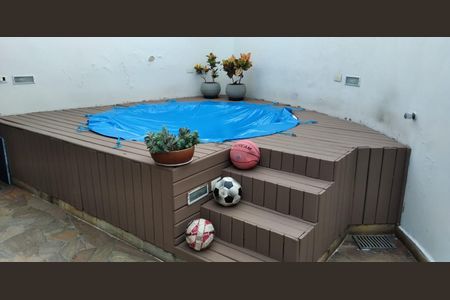 Casa à venda com 143m², 3 quartos e 3 vagas Casa à venda com 143m², 3 quartos e 3 vagasPiscina