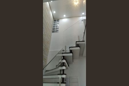 Casa à venda com 143m², 3 quartos e 3 vagas Casa à venda com 143m², 3 quartos e 3 vagasEscada