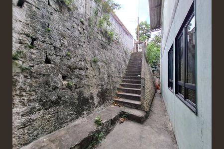 Casa à venda com 90m², 3 quartos e 3 vagasEscada entrada