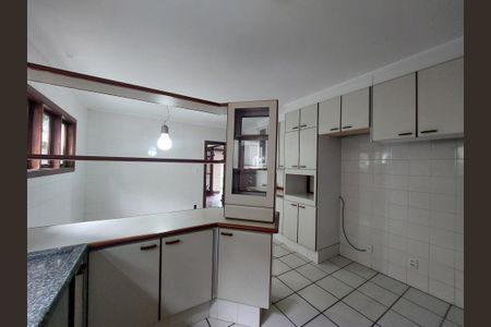 Casa à venda com 486m², 4 quartos e 4 vagas Casa à venda com 486m², 4 quartos e 4 vagasCozinha