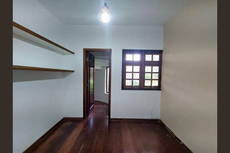 Casa à venda com 486m², 4 quartos e 4 vagas Casa à venda com 486m², 4 quartos e 4 vagasEscritório