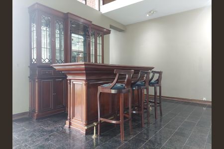 Casa à venda com 486m², 4 quartos e 4 vagas Casa à venda com 486m², 4 quartos e 4 vagasSala