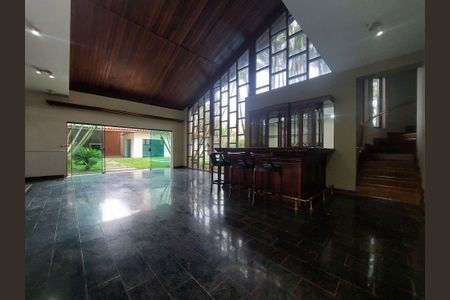 Casa à venda com 486m², 4 quartos e 4 vagas Casa à venda com 486m², 4 quartos e 4 vagasSala