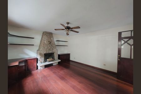 Casa à venda com 486m², 4 quartos e 4 vagas Casa à venda com 486m², 4 quartos e 4 vagasSala de Video