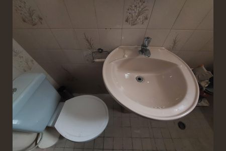 Casa à venda com 486m², 4 quartos e 4 vagas Casa à venda com 486m², 4 quartos e 4 vagasBanheiro de Serviço