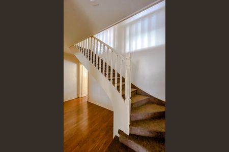 Casa à venda com 300m², 3 quartos e 2 vagasHall/Escada