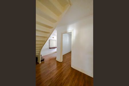 Casa à venda com 300m², 3 quartos e 2 vagasHall/Escada