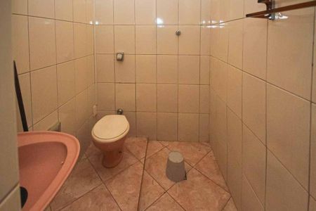 Casa à venda com 280m², 2 quartos e 3 vagas Casa à venda com 280m², 2 quartos e 3 vagasBanheiro de Serviço