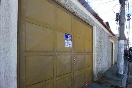 Casa à venda com 280m², 2 quartos e 3 vagas Casa à venda com 280m², 2 quartos e 3 vagasFachada + Placa