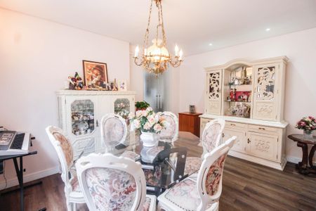 Casa à venda com 350m², 6 quartos e 2 vagas Casa à venda com 350m², 6 quartos e 2 vagasSala de jantar casa 1