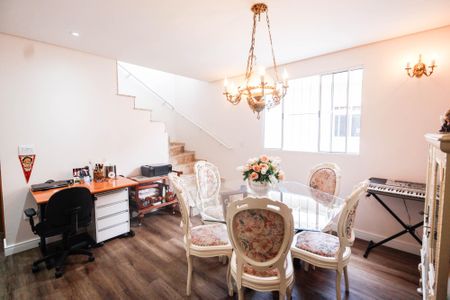 Casa à venda com 350m², 6 quartos e 2 vagas Casa à venda com 350m², 6 quartos e 2 vagasSala de jantar casa 1