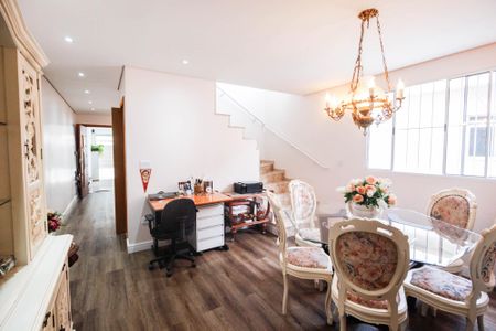 Casa à venda com 350m², 6 quartos e 2 vagas Casa à venda com 350m², 6 quartos e 2 vagasSala de jantar casa 1