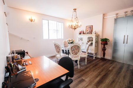 Casa à venda com 350m², 6 quartos e 2 vagas Casa à venda com 350m², 6 quartos e 2 vagasSala de jantar casa 1