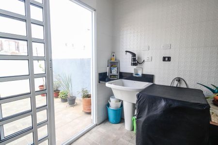 Casa à venda com 350m², 6 quartos e 2 vagas Casa à venda com 350m², 6 quartos e 2 vagasÁrea de serviço casa 1