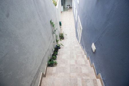 Casa à venda com 350m², 6 quartos e 2 vagas Casa à venda com 350m², 6 quartos e 2 vagasEscada casa 2