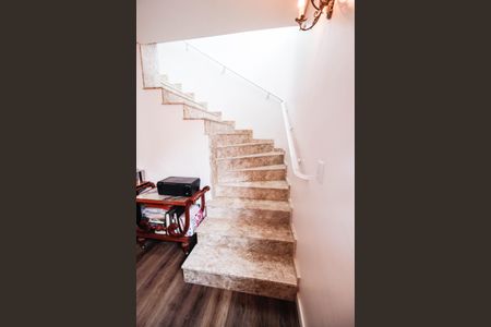 Casa à venda com 350m², 6 quartos e 2 vagas Casa à venda com 350m², 6 quartos e 2 vagasEscada casa 1