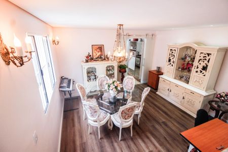 Casa à venda com 350m², 6 quartos e 2 vagas Casa à venda com 350m², 6 quartos e 2 vagasSala de jantar casa 1