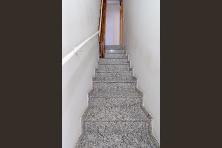 Casa de condomínio à venda com 71m², 2 quartos e 1 vagaEscada