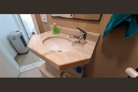 Apartamento à venda com 74m², 3 quartos e 1 vaga Apartamento à venda com 74m², 3 quartos e 1 vagaBanheiro Social